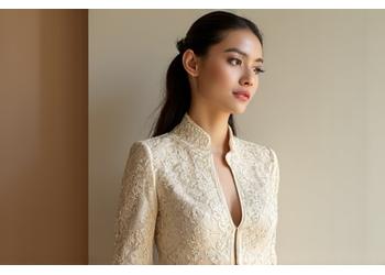 Modelong nakasuot ng tradisyonal na Filipino modest fashion na may modernong updates at marangyang tela.