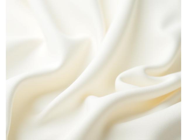 Malapitan na pagtingin sa malambot, organic na bulak na tela, may magandang draping at natural na tekstura.