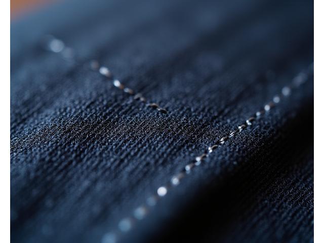 Detalyadong larawan na nagpapakita ng mahusay na tahi at pinong pagtatapos sa isang luxury garment.